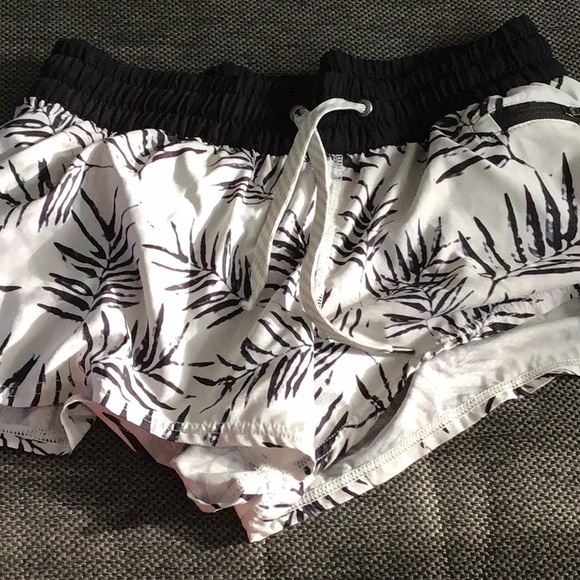 Vuori Clementine Shorts in Floating Palm Leaf - Picture 4 of 10